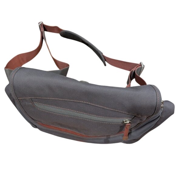 REI Purse with adjustable shoulder strap - magnetic closure - Picture 8 of 9